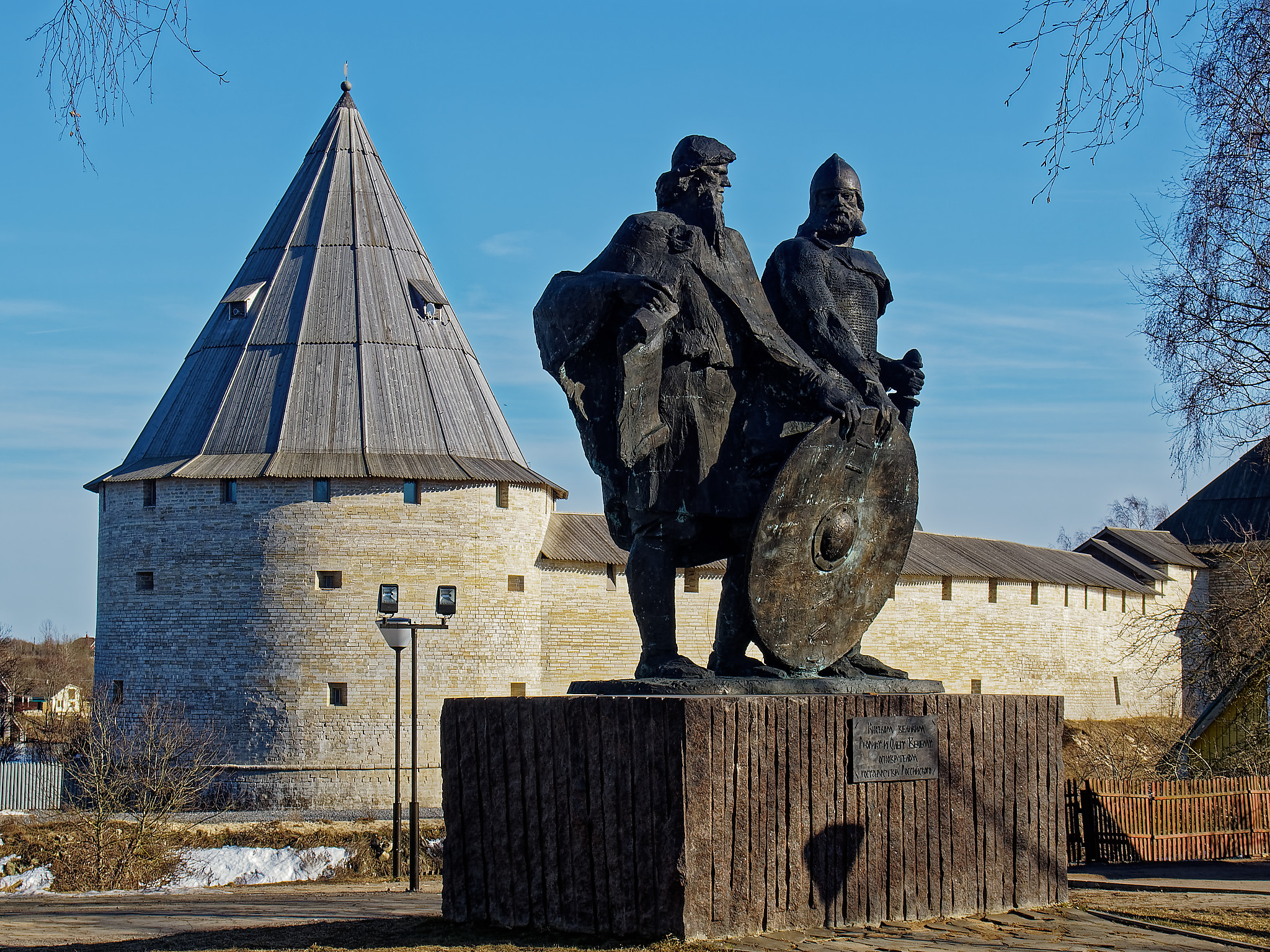 Памятник рюрику и олегу в старой ладоге фото