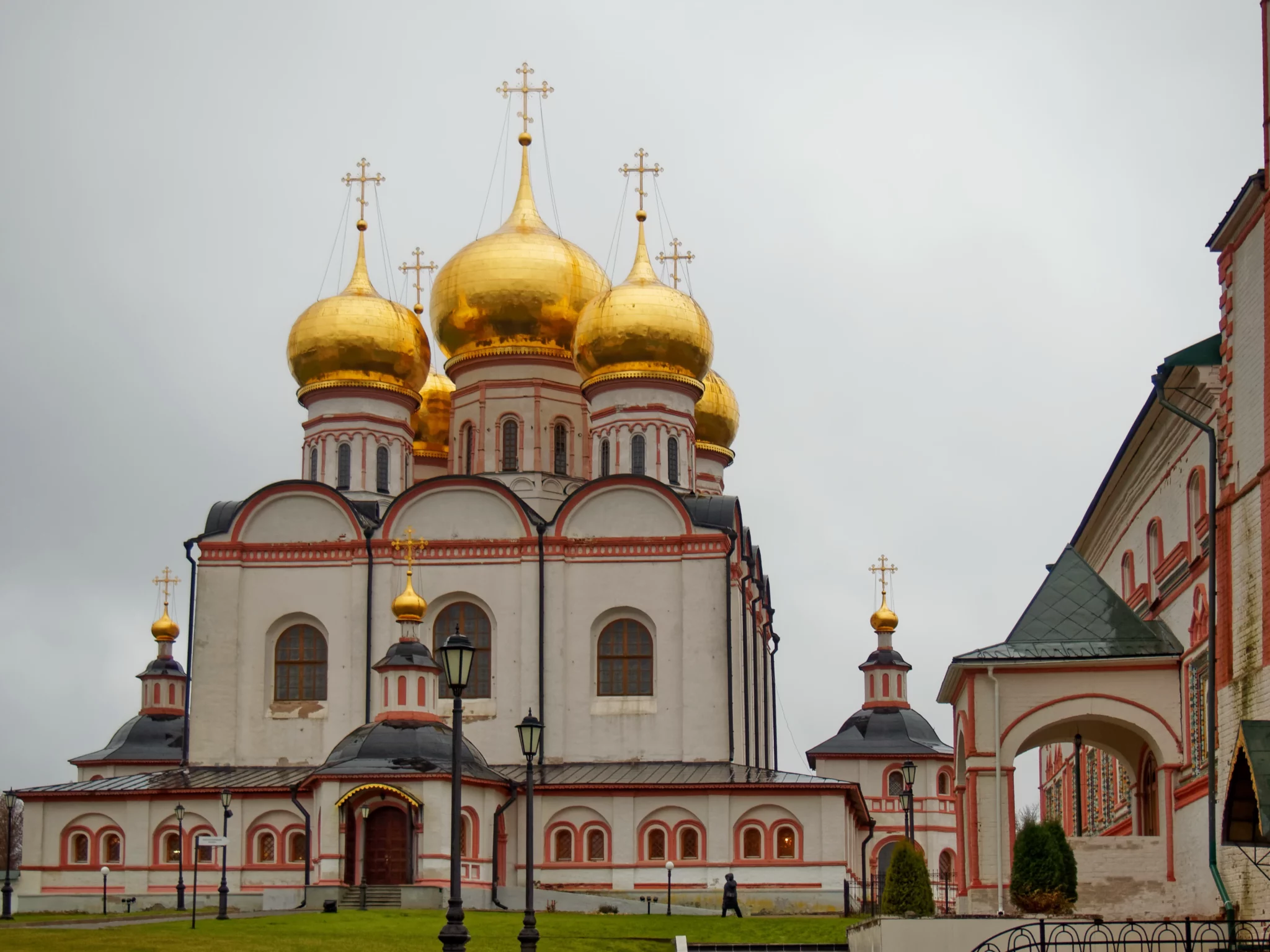 Золотые купола белый храм Москва